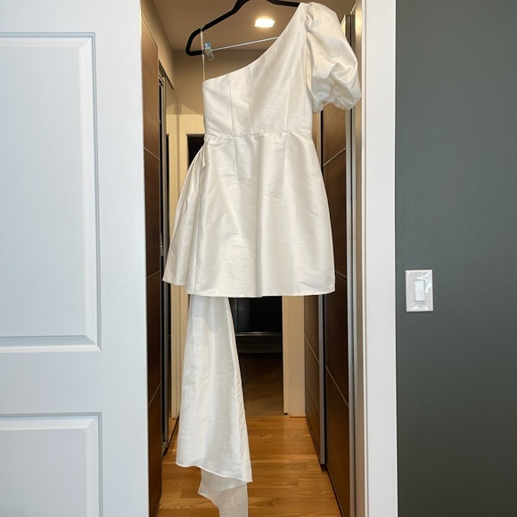 Sachin + Babi Dova Puffed One Shoulder - Picture 4 of 6